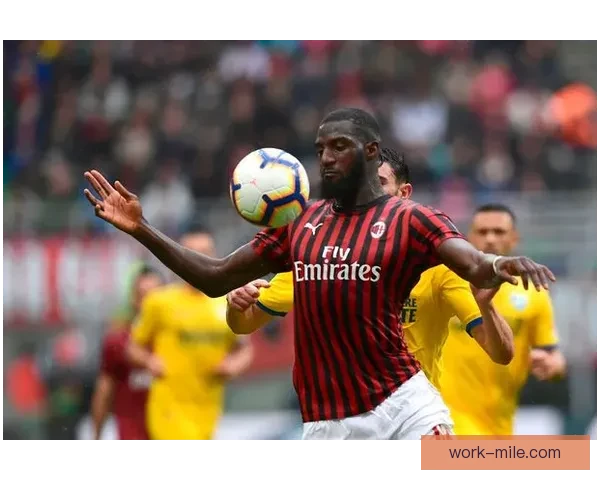 AC米兰经过激烈竞争最终花费2000万欧元签下摩纳哥法国国脚优素福福法纳